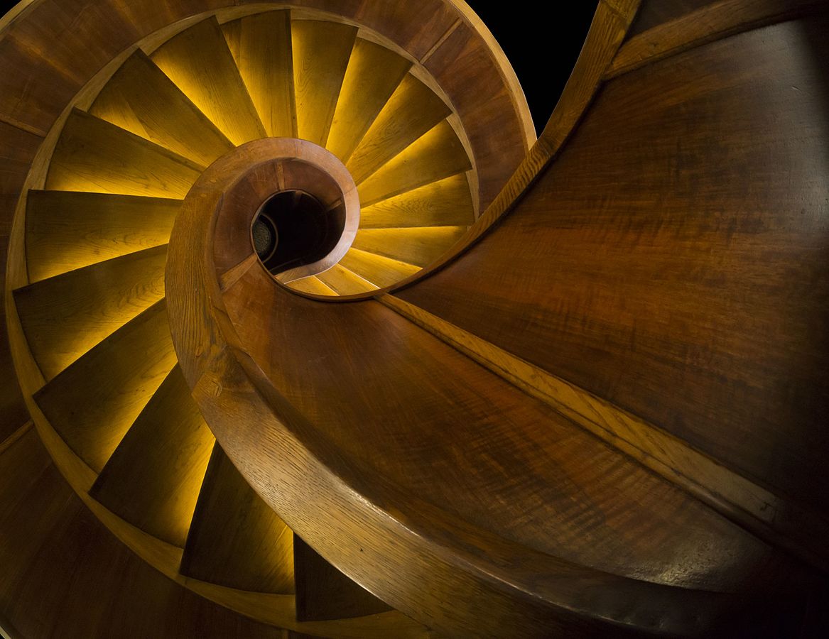 1167px-Wooden_spiral_stairs_(Nebotičnik,_Ljubljana)_croped